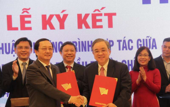 PGS.TS Huỳnh Thành Đạt và ông Nguyễn Ngọc Hòa trao đổi ký kết hợp tác
